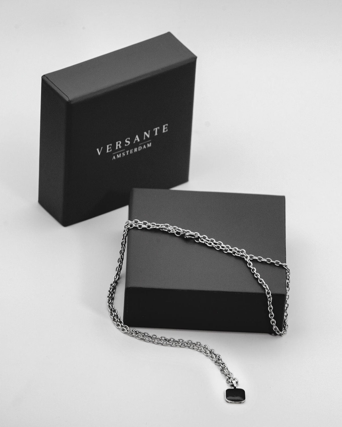 Black Quadrata Chain