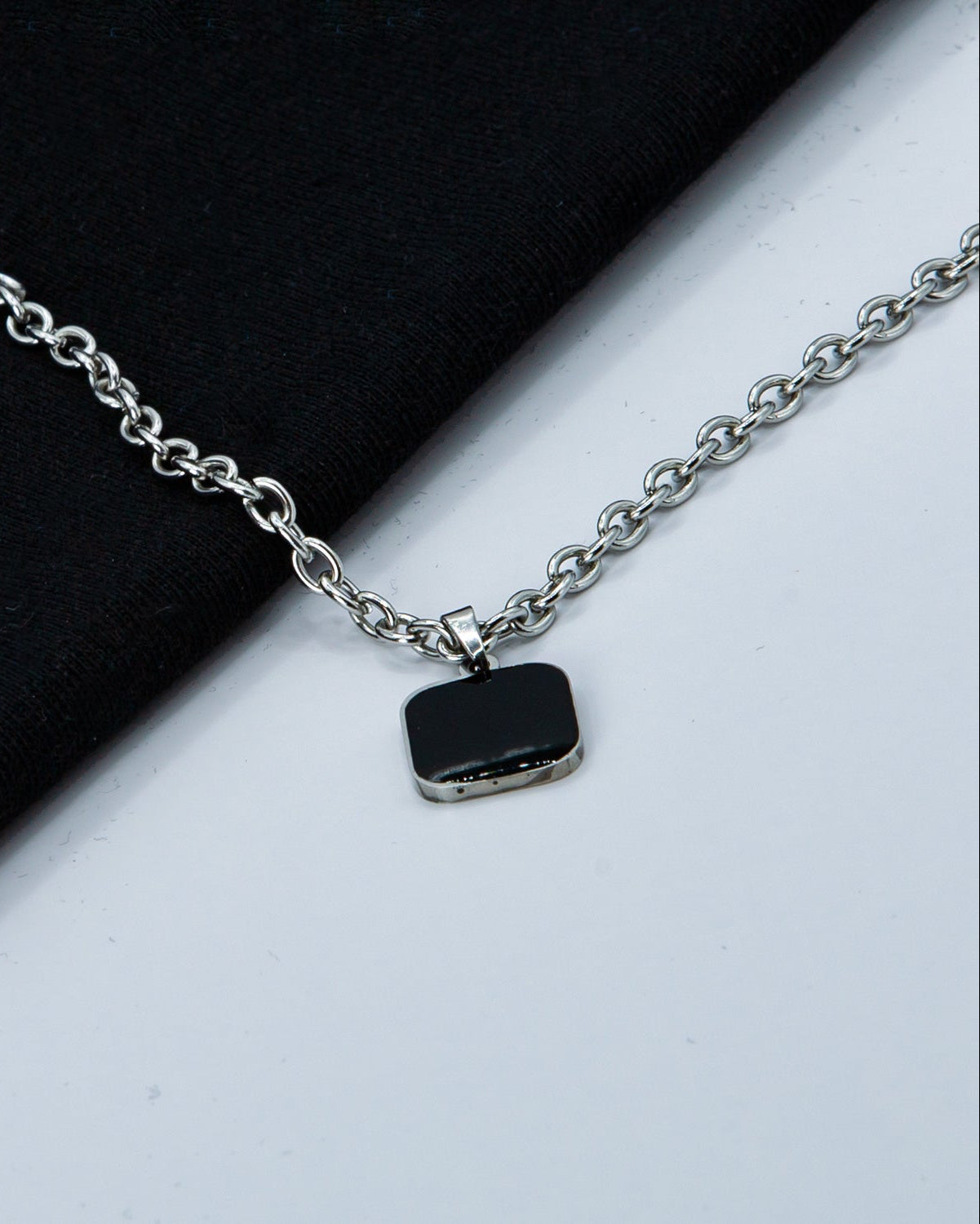 Black Quadrata Chain